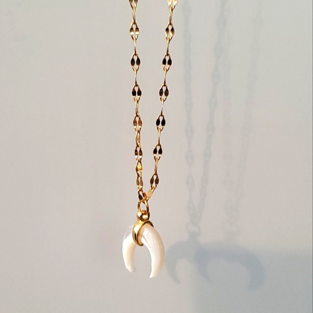 Mother of pearl pendant necklace